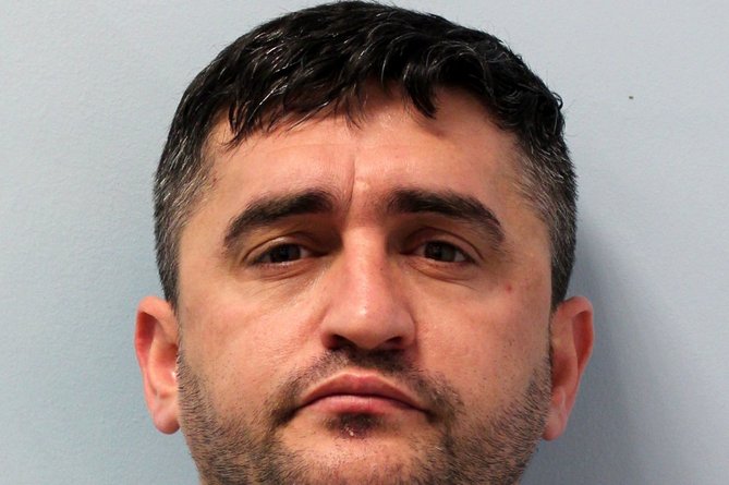 You are currently viewing Smuggler who organised trip that almost drowned migrants is jailed