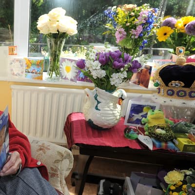 Read more about the article Bishopsteignton flower girl Poppy turns 105
