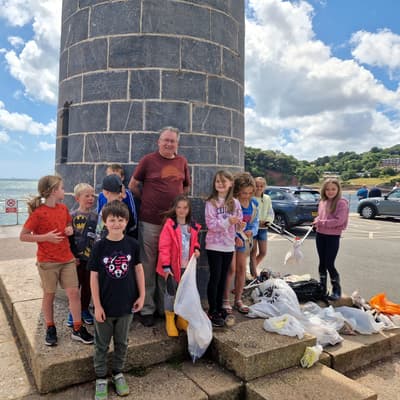 You are currently viewing Youngsters help clean Teignmouth beach