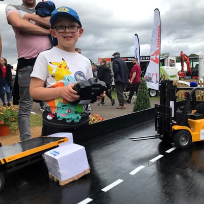 You are currently viewing Mini forklifts on trade stand at show pull in young fans