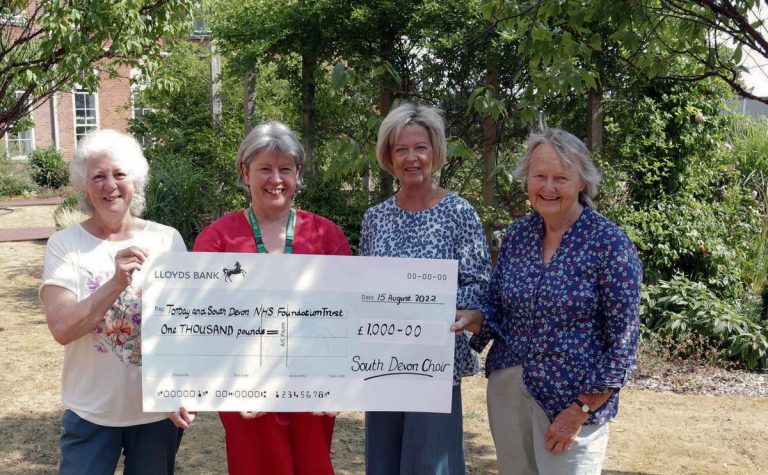 Read more about the article South Devon Choir presents Torbay Hospital with £1,000 cheque