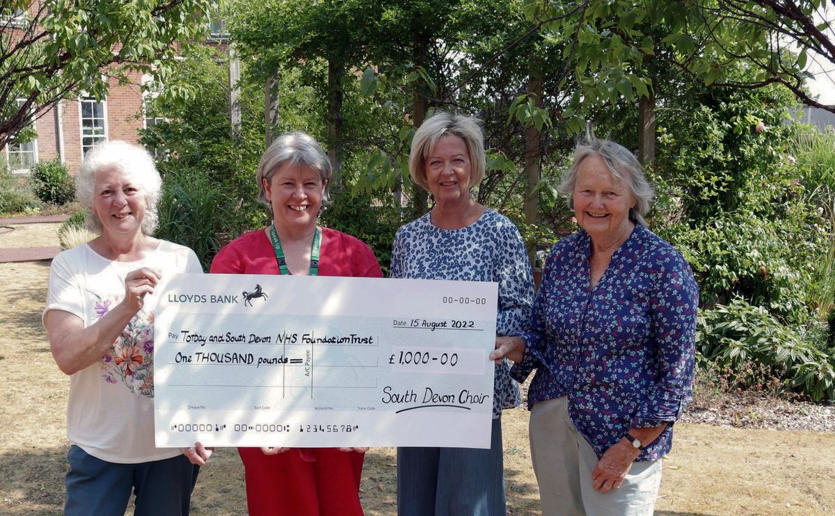 You are currently viewing South Devon Choir presents Torbay Hospital with £1,000 cheque
