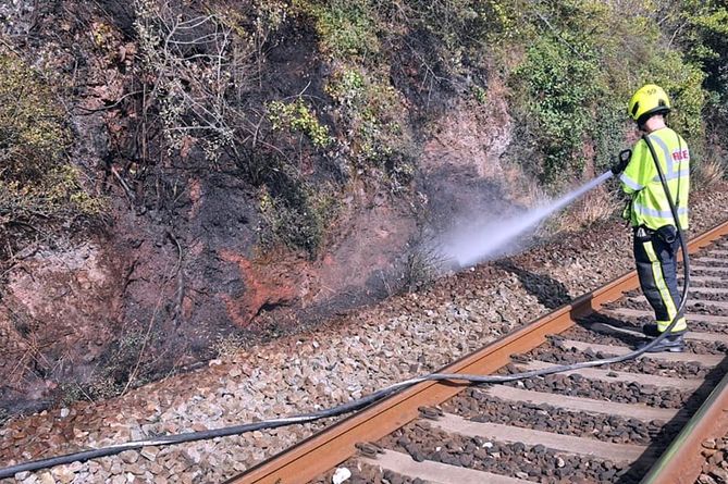 You are currently viewing Newton Abbot fire on rail embankment halts trains