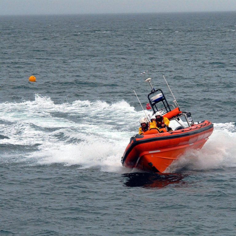 Read more about the article Lifeboat crew called to help paddleboarders