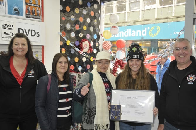 Read more about the article Phoenix Sound’s fantastic Christmas display bags first prize