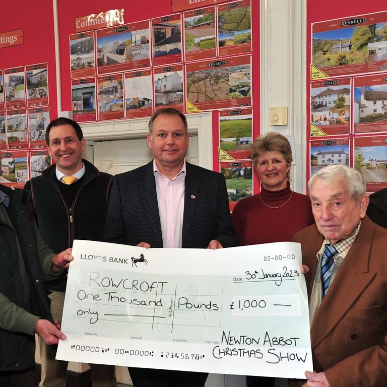Read more about the article Newton Christmas show raises £1,000