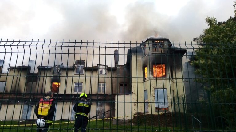 Read more about the article Watch: Newton firefighters join battle against fire at former council offices