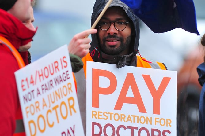 Read more about the article Junior doctors at Torbay Hospital join colleagues in national four-day strike over pay