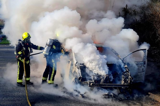Read more about the article Dramatic pictures as Buckfastleigh firefighters battle car blaze at South Brent