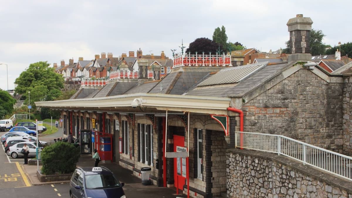 You are currently viewing Train line closed after person hit by train at Teignmouth